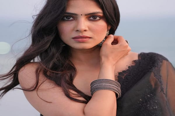 Actress: Malavikamohnan stunning photos viral