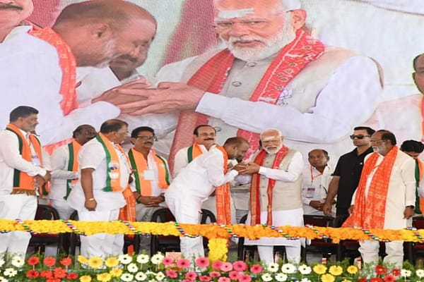 Telangana: కాషాయమయమైన వేములవాడ, ఓరుగల్లు.. హోరెత్తిన మోదీ నినాదాలు..!