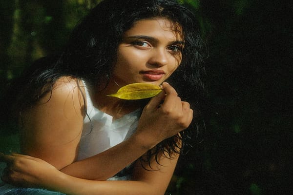 Actress: ” ప్రేమలు” సొగసరి అందాల సోయగాలు..