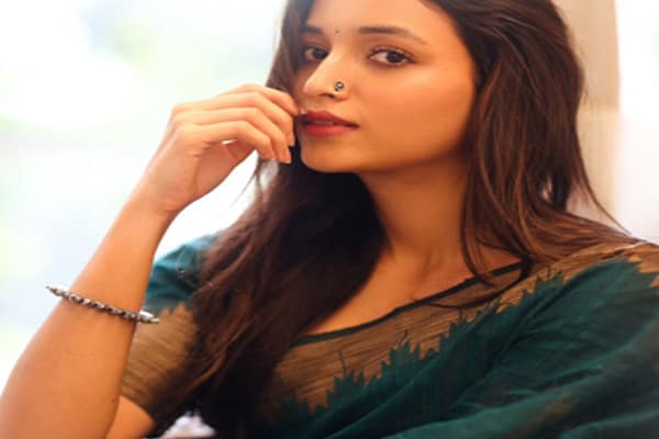 Actress: ట్రెడీషినల్ శారీలో కుందనపు బొమ్మలా మెరిసిపోతున్న ముద్దుగుమ్మ..