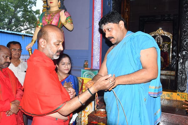 Bandisanjay: భవానీ దీక్ష స్వీకరించిన కేంద్ర మంత్రి బండి సంజయ్..