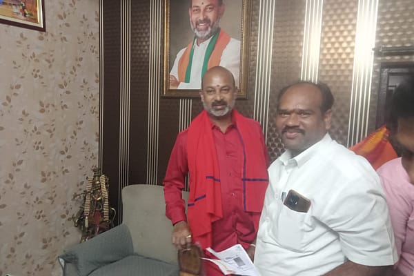 కేంద్ర మంత్రిని కలిసిన కొమురవెల్లి చైర్మన్ డాక్టర్ ఉప్పు రవీందర్..