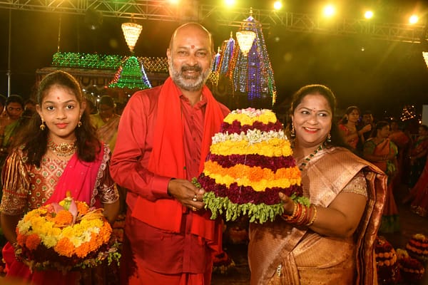 Karimnagar: దుర్గాదేవిగా అమ్మవారు.. జోరువానలో మహిళల బతుకమ్మ..!