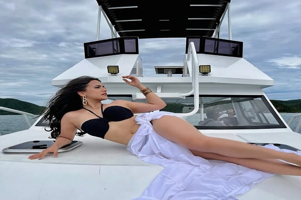 bollywood: Sizzling beauty