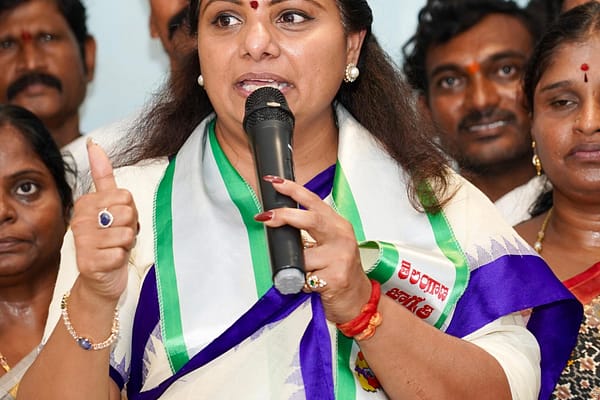 Telangana: ఔట్సోర్సింగ్ ఉద్యోగుల పోరాటానికి ఎమ్మెల్సీ కవిత మద్దతు..!!