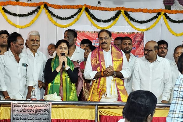 Telangana: బోనాలు పండుగ జరుపుకోవడానికి ప్రభుత్వం సహకరిస్తుంది :  ఎమ్మెల్సీ విజయశాంతి